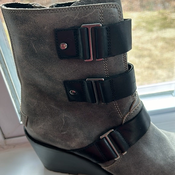 Genuine SOREL Wedge Boots in 7.5 - Picture 3 of 9
